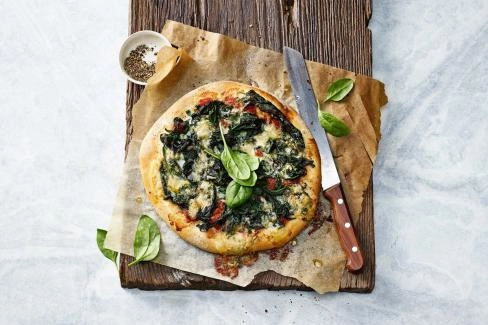 Pizza mit Spinat und Blauschimmelkäse